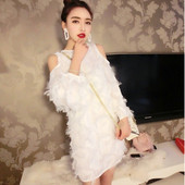 Rövid, modern ruha rojtokkal és csupasz vállakkal