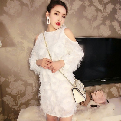 Rövid, modern ruha rojtokkal és csupasz vállakkal