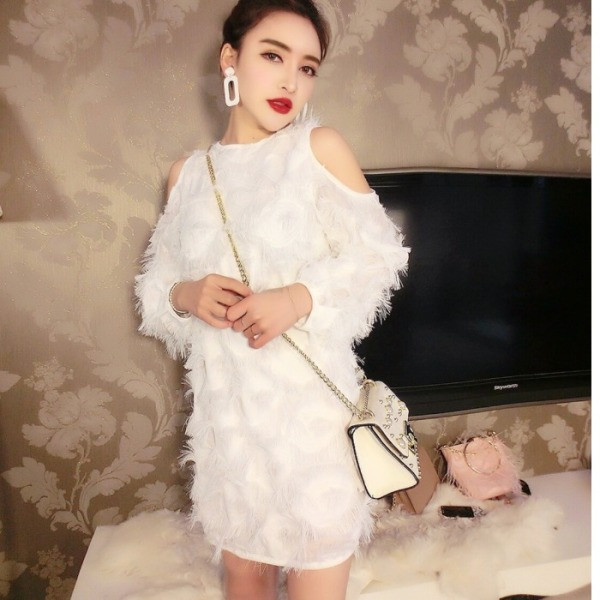 Rövid, modern ruha rojtokkal és csupasz vállakkal