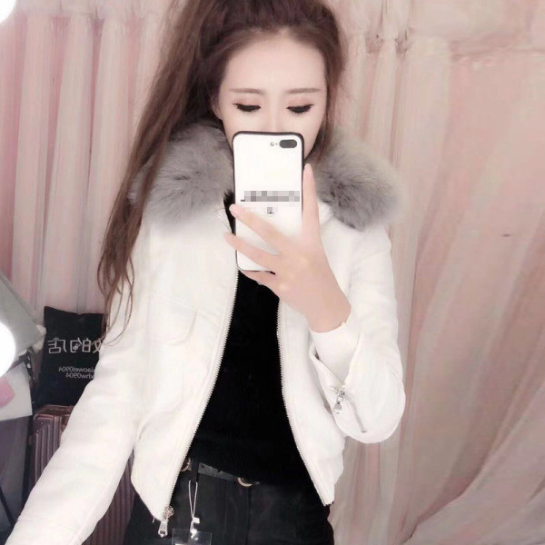 Rövid bőrkabát fehér és fekete színben, pehelytal