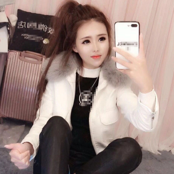 Rövid bőrkabát fehér és fekete színben, pehelytal