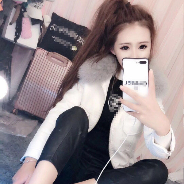 Rövid bőrkabát fehér és fekete színben, pehelytal