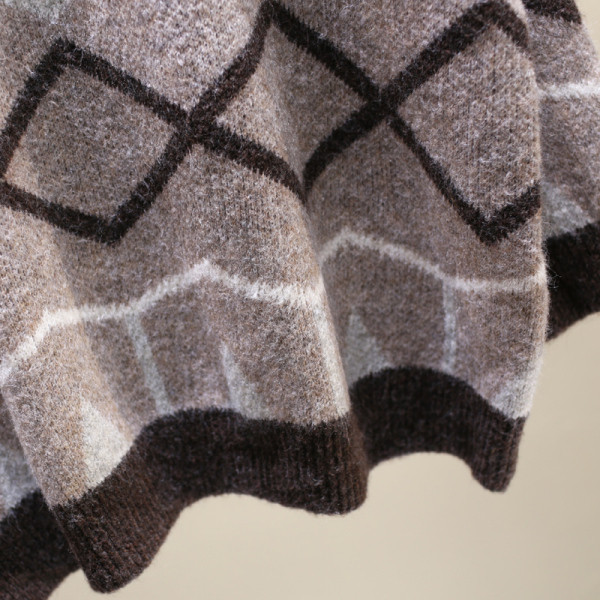 Modern női pulóver kerek nyakkivágással, széles modellel