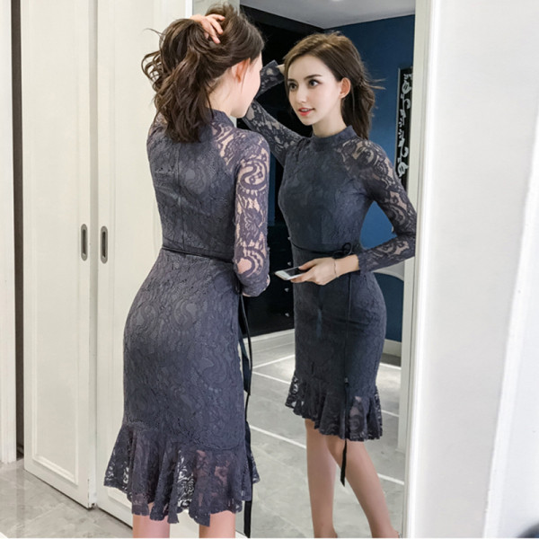 Modern testhezálló ruha fekete fürtökkel és csipkével