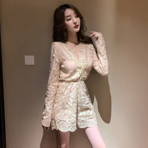 Μοντέρνακοντήολόσωμη φόρμα με  δαντέλα με λαιμόκοψη