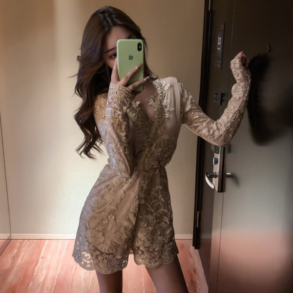 Μοντέρνακοντήολόσωμη φόρμα με  δαντέλα με λαιμόκοψη