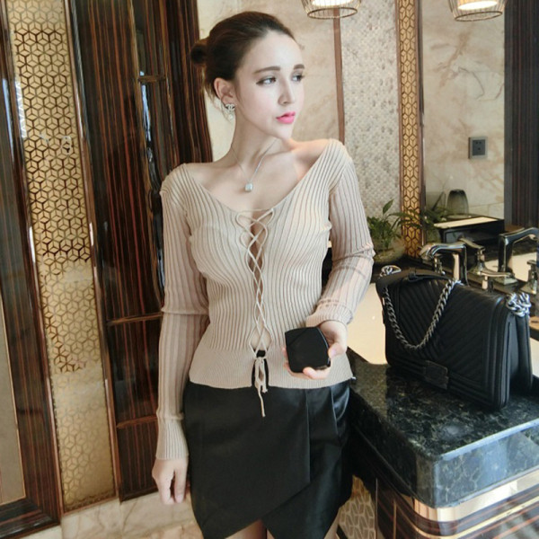 Női testhezálló blúz fekete nyakkivágással