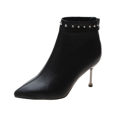 Κομψές γυναικείες μπότες με μεταλλικό στοιχείο σε μπεζ και μαύρο χρώμα