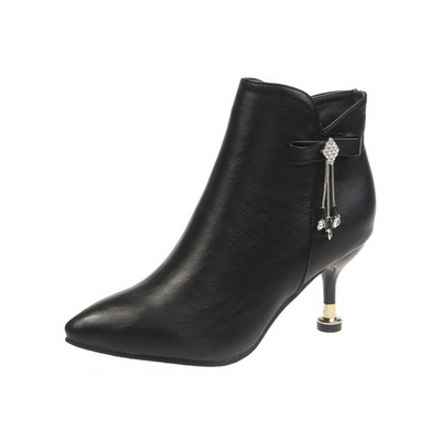 Κομψές γυναικείες μπότες με μεταλλική διακόσμηση και φερμουάρ σε μαύρο χρώμα