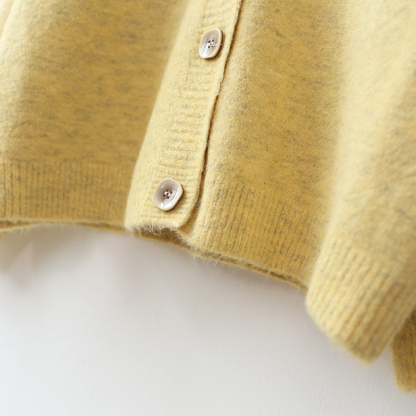 Női kardigán gombokkal és spitz nyakkivágással több színben