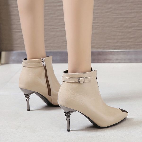 Új női csizma modell cipzárral és fémsarokkal, bézs és fekete színben