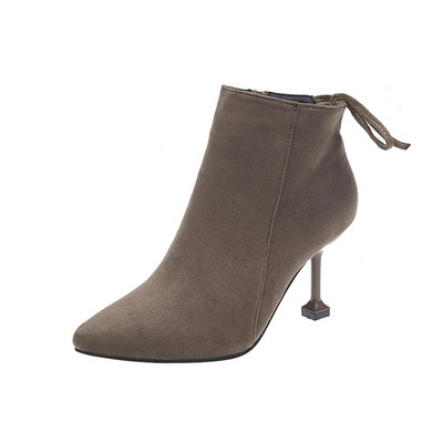 Μοντέρνες γυναικείες μπότες σε οικολογικό σουέτ με κορδόνια και τακούνι σε γκρι και μαύρο χρώμα