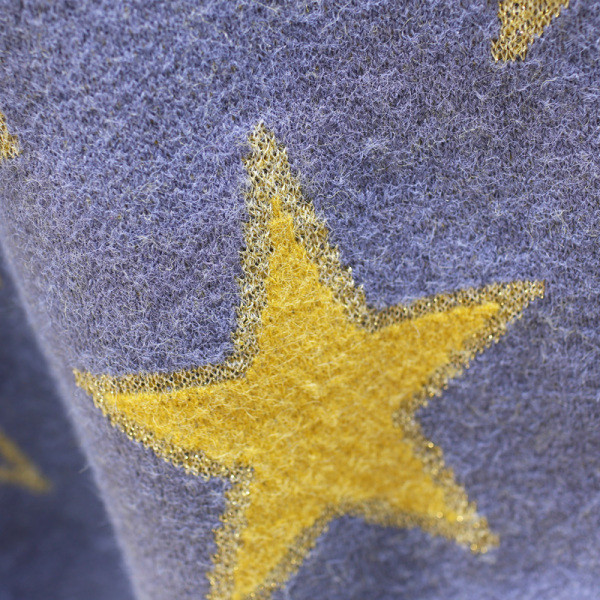 Μοντέρνο γυναικείο πουλόβερ με πολύχρωμα κεντήματα