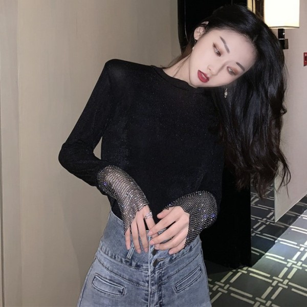 Női testhezálló blúz ovális nyakkivágással és hosszú ujjal