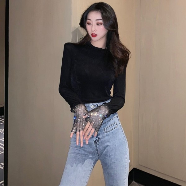 Női testhezálló blúz ovális nyakkivágással és hosszú ujjal