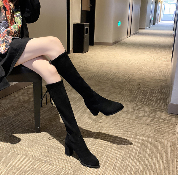 Alkalmi női csizma eco velúr fűzővel és vastag sarokkal fekete színben