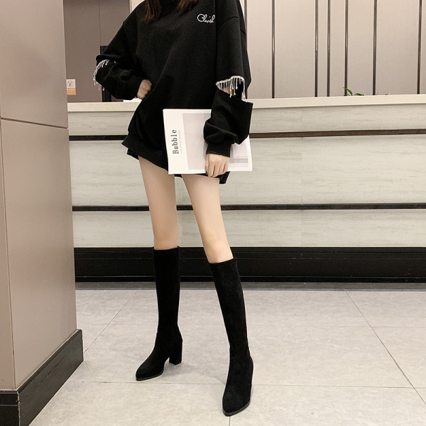 Alkalmi női csizma eco velúr fűzővel és vastag sarokkal fekete színben