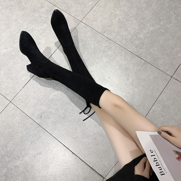 Alkalmi női csizma eco velúr fűzővel és vastag sarokkal fekete színben