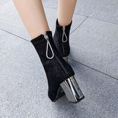 Modern női csizma cipzárral és fém sarkú fekete és bézs színben