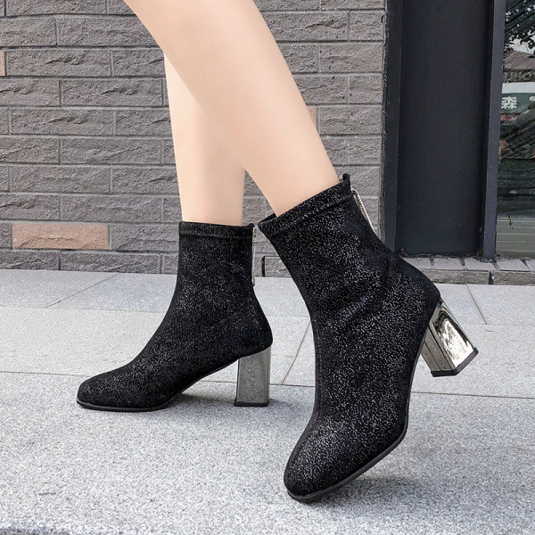 Modern női csizma cipzárral és fém sarkú fekete és bézs színben