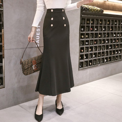 Női hosszú fekete és rózsaszín szoknya gombokkal és magas derékkal