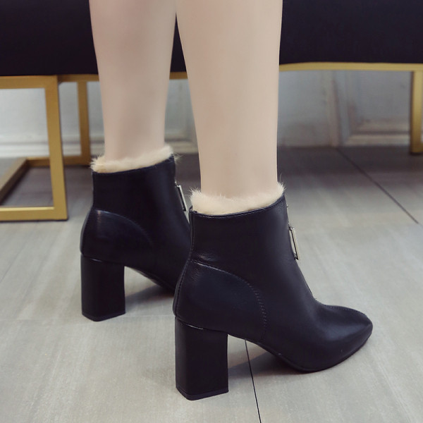 Eko bőrből készült alkalmi női csizma cipzárral és puha béléssel fehér és fekete színben