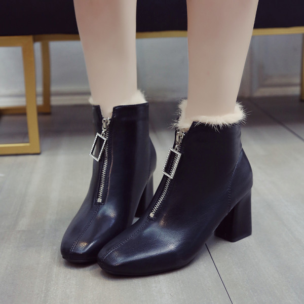 Eko bőrből készült alkalmi női csizma cipzárral és puha béléssel fehér és fekete színben