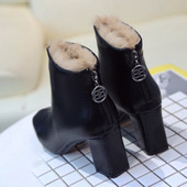 Modern női csizma fekete színben puha béléssel és cipzárral