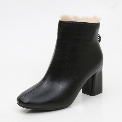 Modern női csizma fekete színben puha béléssel és cipzárral