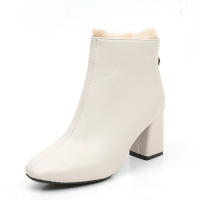 Modern női csizma fekete színben puha béléssel és cipzárral