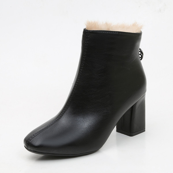 Modern női csizma fekete színben puha béléssel és cipzárral