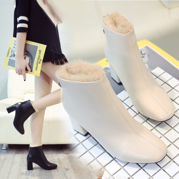 Modern női csizma fekete színben puha béléssel és cipzárral