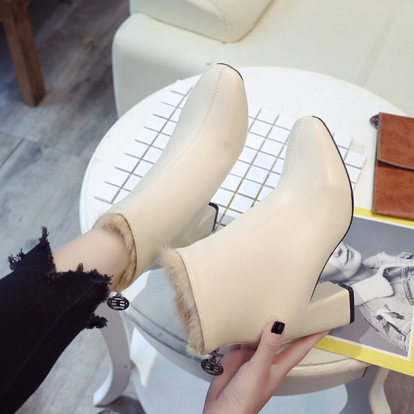 Modern női csizma fekete színben puha béléssel és cipzárral