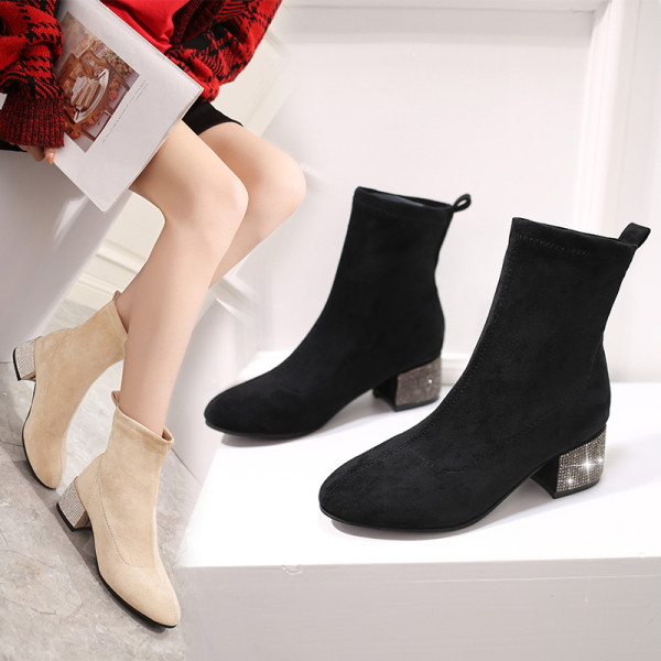 Γυναικείες μπότες από οικολογικό σουέτ με διακοσμητηκές πέτρες σε μαύρο και μπεζ χρώμα