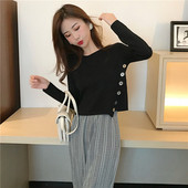 Σύντομη ασύμμετρη μπλούζα με  κουμπιά σε μαύρο χρώμα