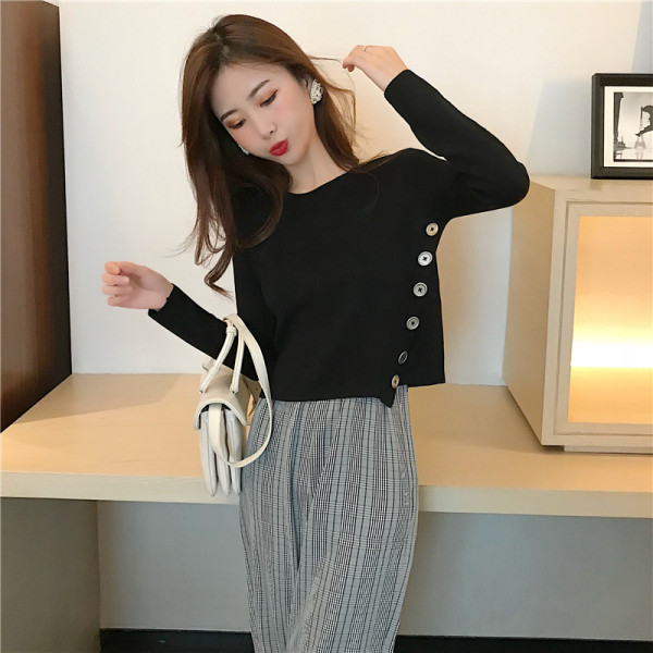 Σύντομη ασύμμετρη μπλούζα με  κουμπιά σε μαύρο χρώμα