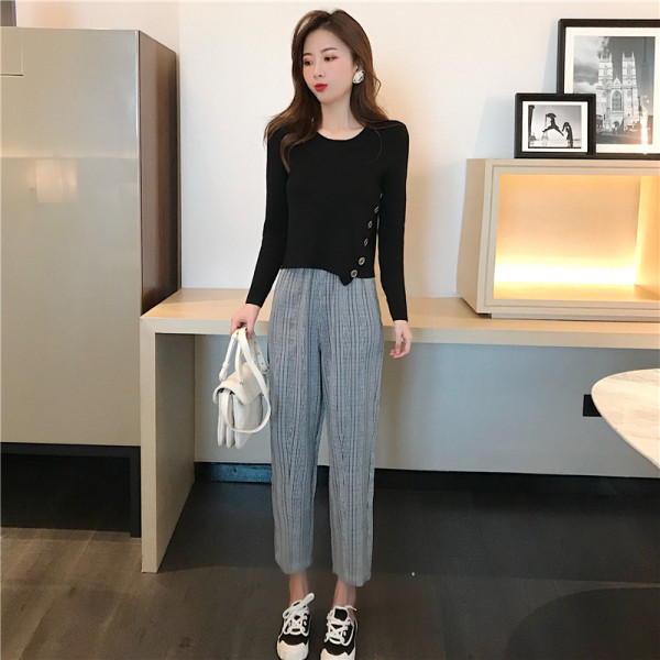 Σύντομη ασύμμετρη μπλούζα με  κουμπιά σε μαύρο χρώμα