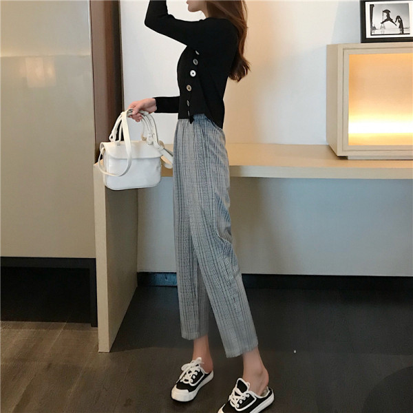 Σύντομη ασύμμετρη μπλούζα με  κουμπιά σε μαύρο χρώμα