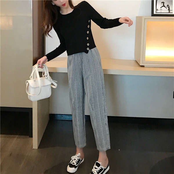 Σύντομη ασύμμετρη μπλούζα με  κουμπιά σε μαύρο χρώμα