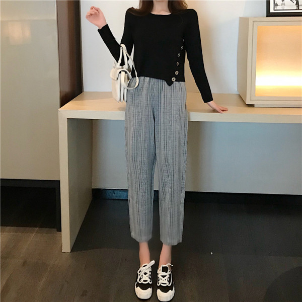 Σύντομη ασύμμετρη μπλούζα με  κουμπιά σε μαύρο χρώμα