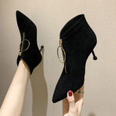 Modern női csizma sarokkal és fém elemmel fekete színben