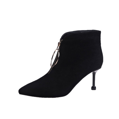 Modern női csizma sarokkal és fém elemmel fekete színben