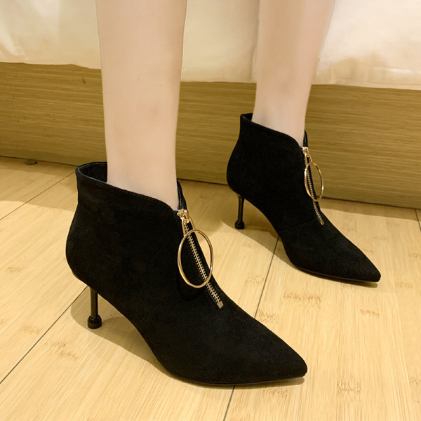 Modern női csizma sarokkal és fém elemmel fekete színben