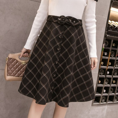 Modern női szoknya szabású modell gombokkal és övvel