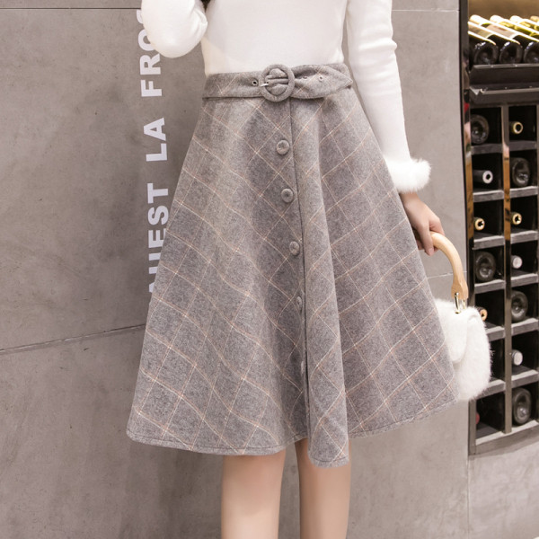 Modern női szoknya szabású modell gombokkal és övvel