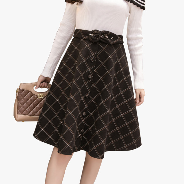 Modern női szoknya szabású modell gombokkal és övvel