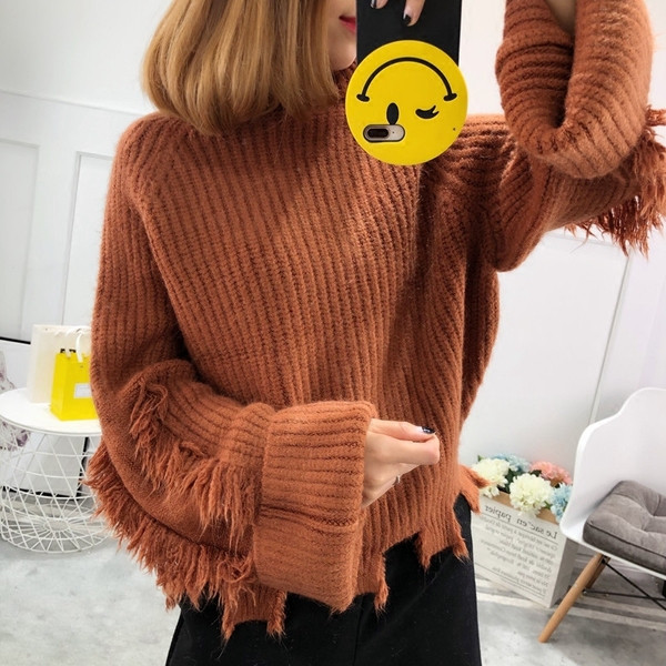 Κομψό γυναικείο πουλόβερ με φαρδιά μανίκια σε λευκό και καφέ χρώμα