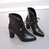 Modern női csizma szalaggal és fekete sarokkal