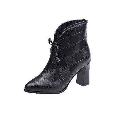 Modern női csizma szalaggal és fekete sarokkal