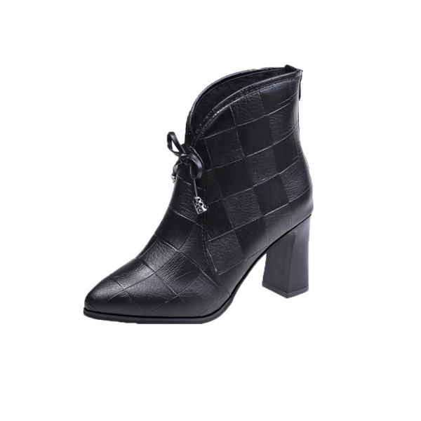 Modern női csizma szalaggal és fekete sarokkal